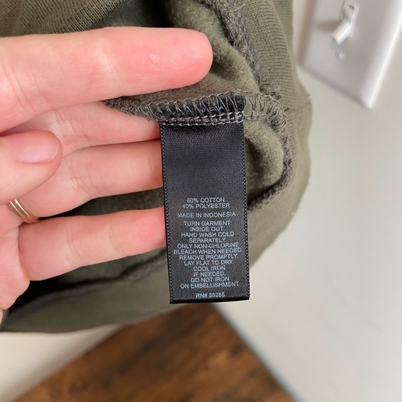 NWOT | Express‎ women’s olive green crewneck — large - Picture 4 of 5